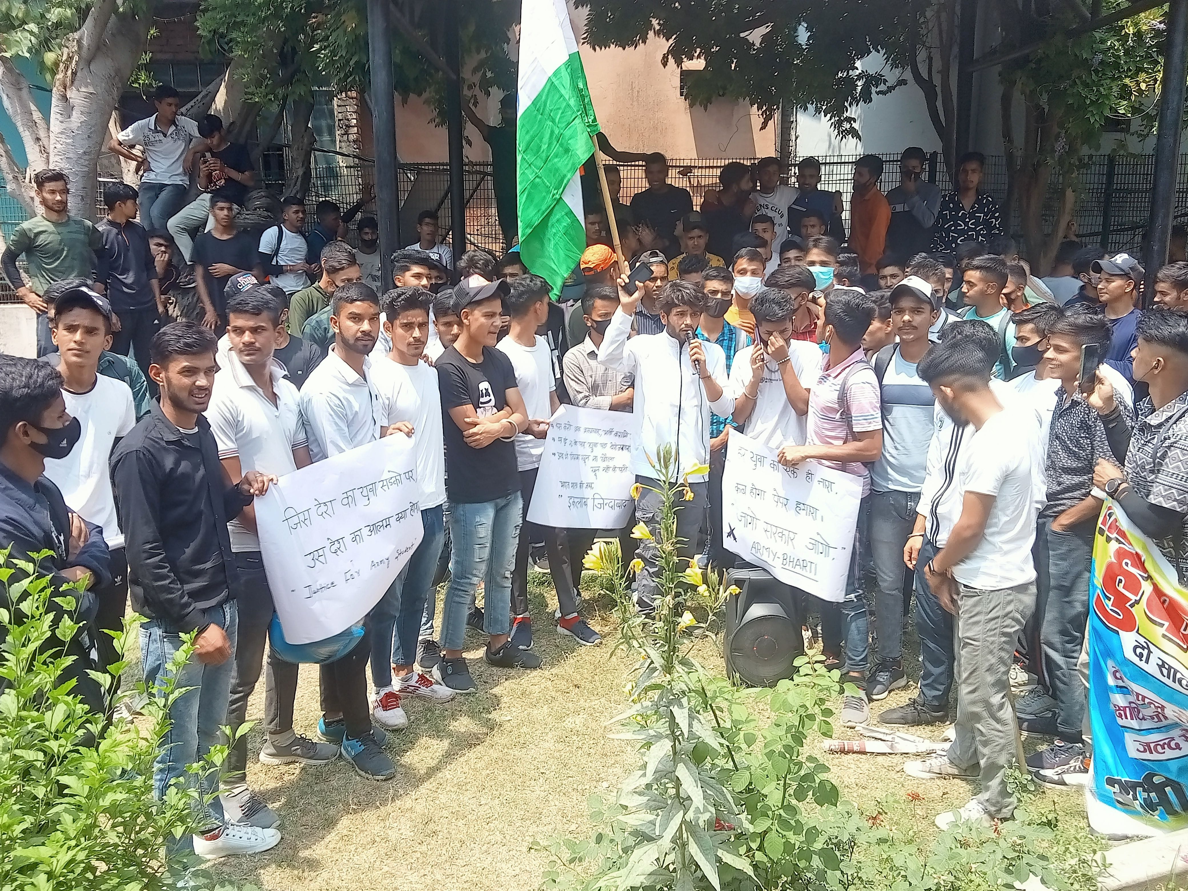 अल्मोड़ा गाँधी पार्क में नारेबाजी करते युवा अल्मोड़ा गाँधी पार्क में नारेबाजी करते युवा