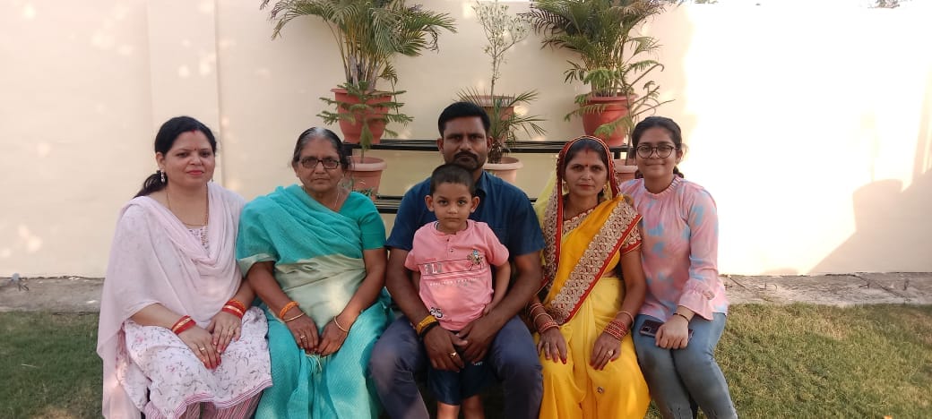 अनिल सिंह चौहान बहन पुष्पा (पीली साड़ी में) और परिवार के साथ। अनिल सिंह चौहान बहन पुष्पा (पीली साड़ी में) और परिवार के साथ।