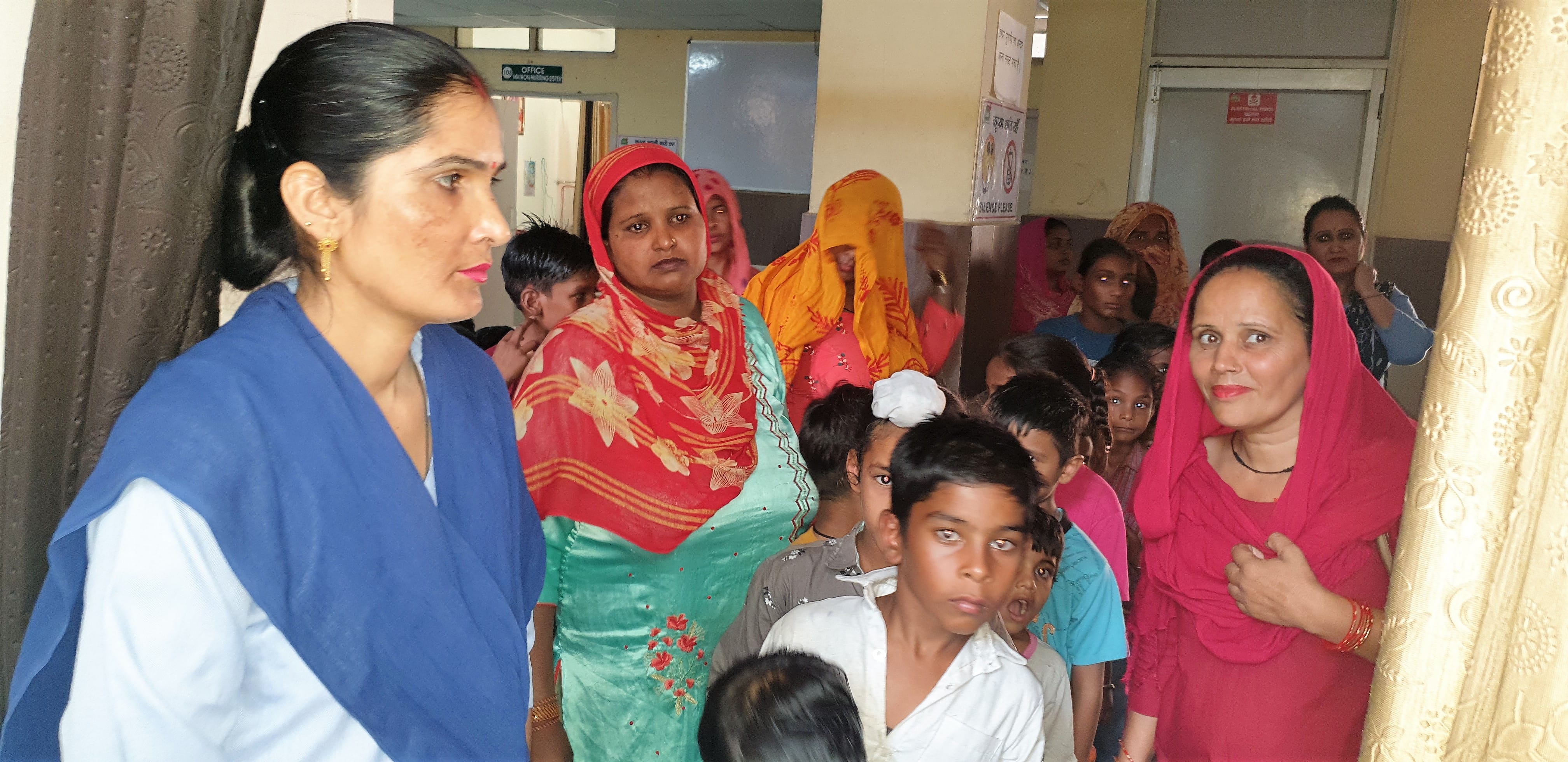 अस्पताल में पहुंचे बच्चे व अभिभावक। संवाद अस्पताल में पहुंचे बच्चे व अभिभावक। संवाद