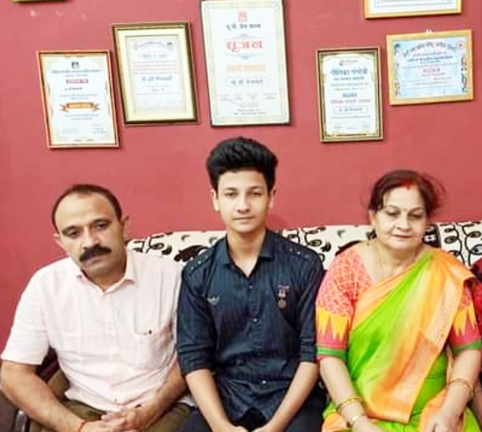 अयोध्या-परिवार के संग मौजूद मृगेंद्रराज।-संवाद अयोध्या-परिवार के संग मौजूद मृगेंद्रराज।-संवाद