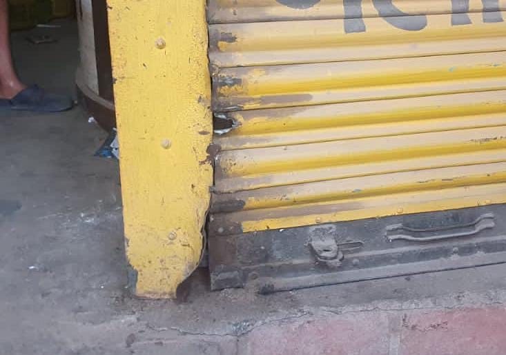 चोर द्वारा तोड़ा गया दुकान का शटर। संवाद चोर द्वारा तोड़ा गया दुकान का शटर। संवाद