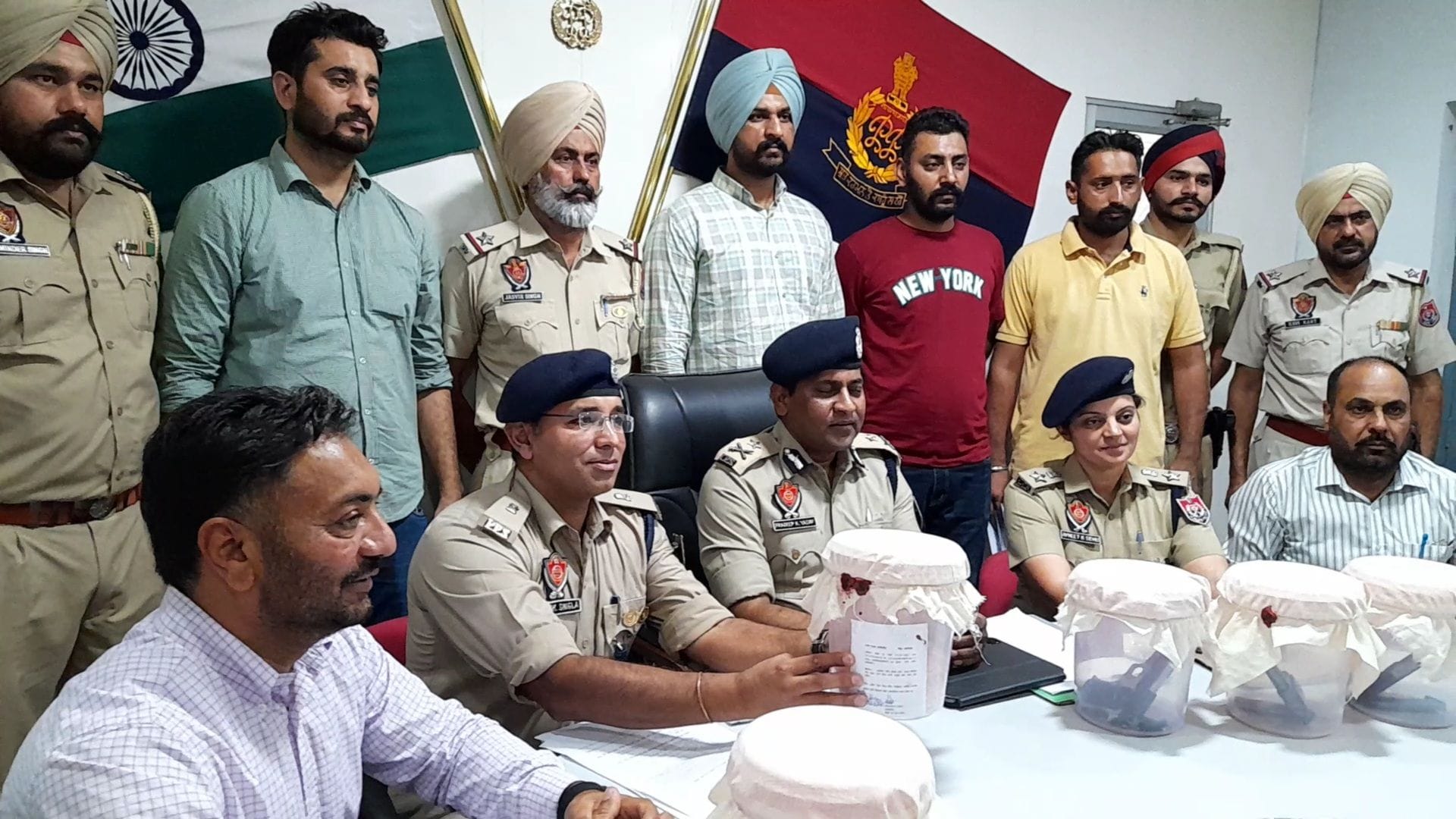 फरीदकोट की पुलिस लाइन में जानकारी देते आईजी प्रदीप कुमार यादव, एसएसपी अवनीत कौर सिद्धू व अन्य।