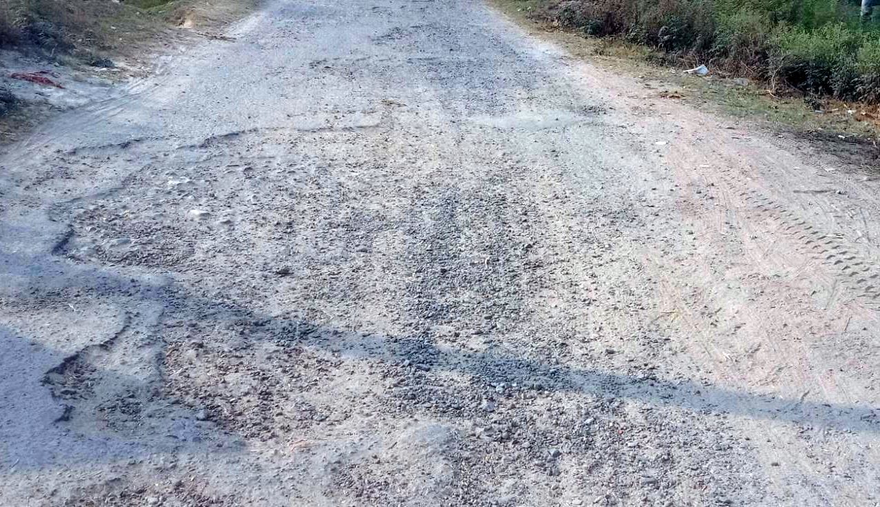 फोटो-14- मंगलापुर पलिया राय सिंह जर्जर मार्ग फोटो-14- मंगलापुर पलिया राय सिंह जर्जर मार्ग