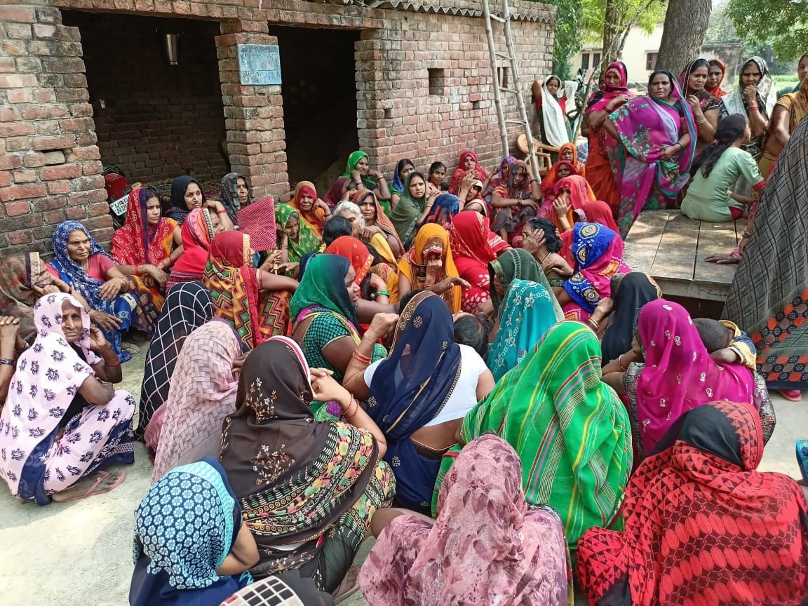 गौराबादशाहपुर के धर्मापुर गांव में मृतक बादल के घर जुटी महिलाओं की भीड़। संवाद गौराबादशाहपुर के धर्मापुर गांव में मृतक बादल के घर जुटी महिलाओं की भीड़। संवाद