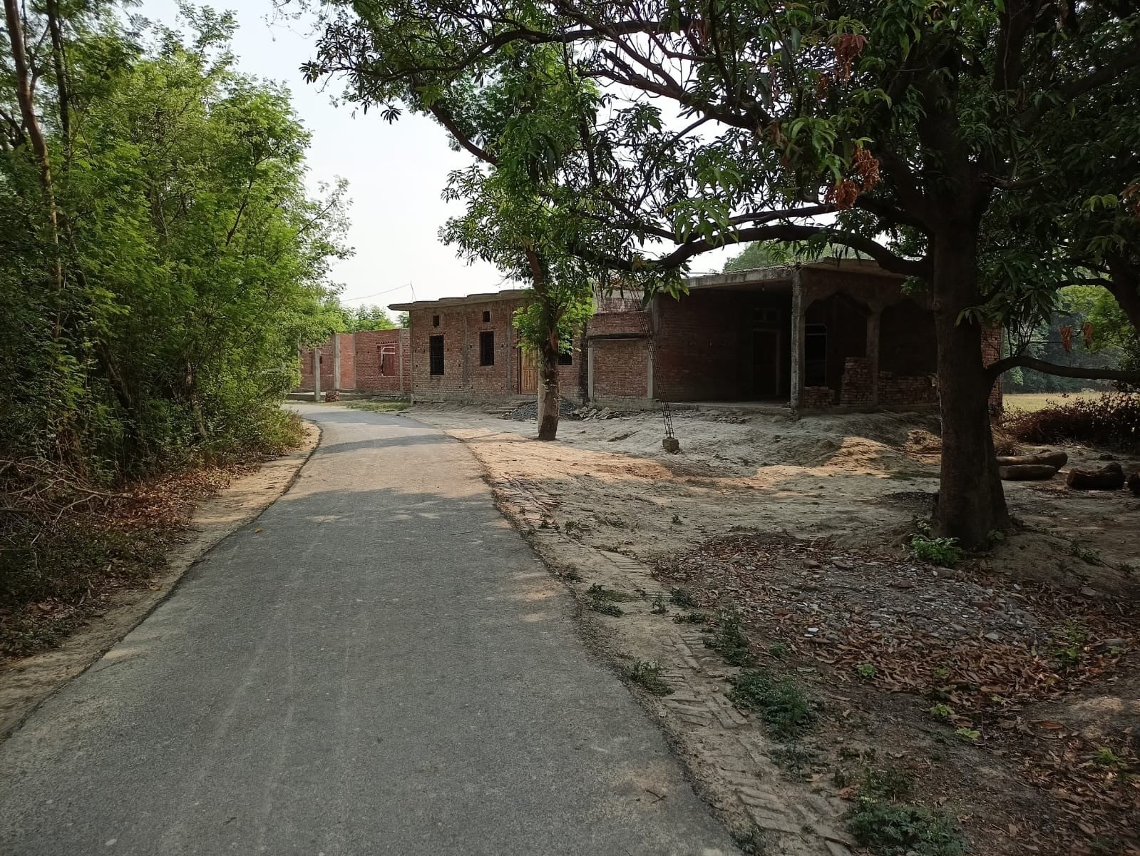 हत्या में आरोपी शिवम राय उर्फ गोलू के कबिरुद्दीनपुर गांव में पसरा सन्नाटा। संवाद हत्या में आरोपी शिवम राय उर्फ गोलू के कबिरुद्दीनपुर गांव में पसरा सन्नाटा। संवाद