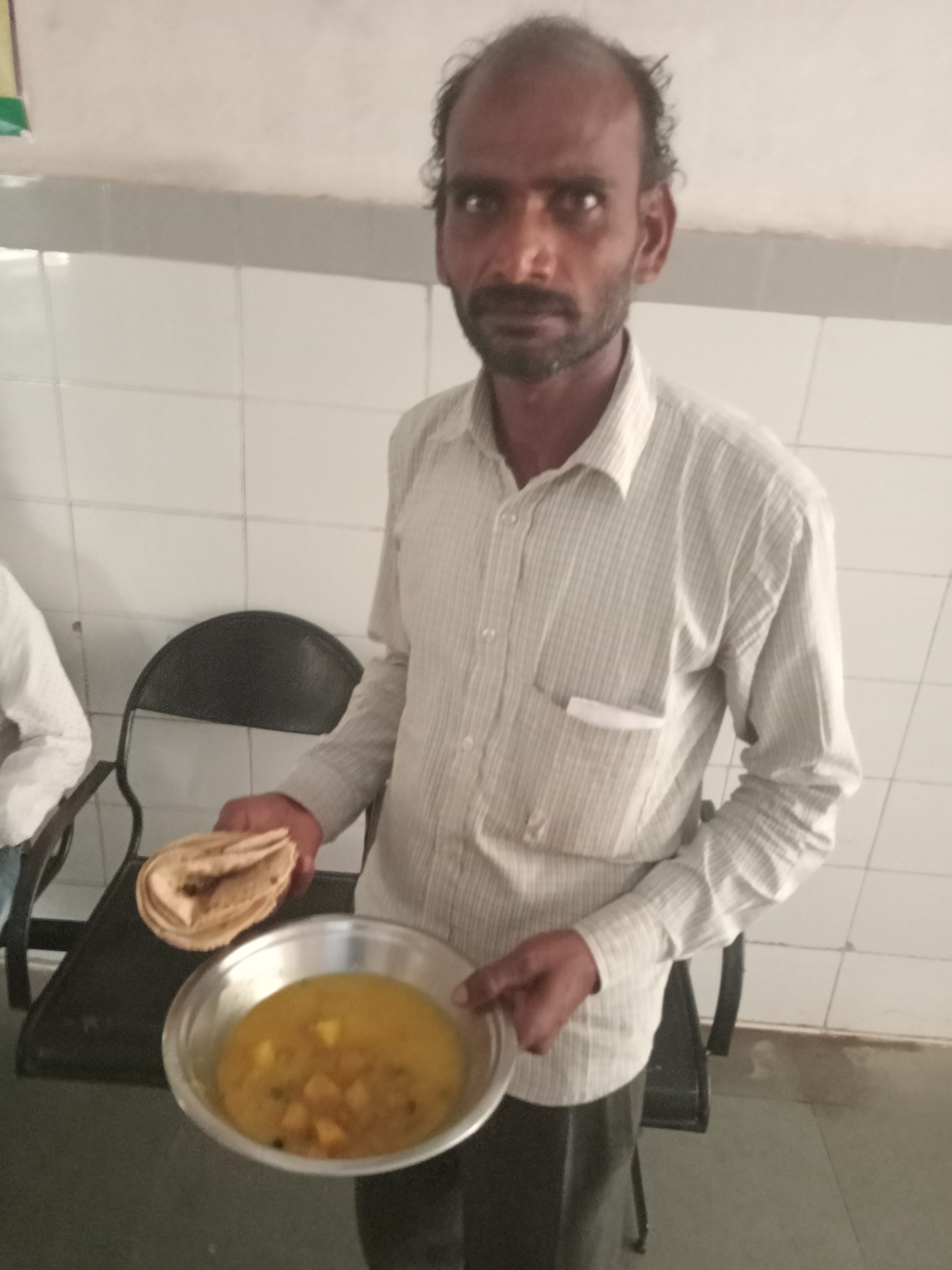 जिला संयुक्त चिकित्सालय में मरीजों का मिलने वाला खाना दिखाते मुरारी। जिला संयुक्त चिकित्सालय में मरीजों का मिलने वाला खाना दिखाते मुरारी।