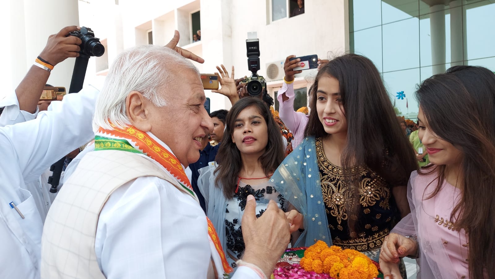कलान में स्कूली बच्चों से बात करते केरल के राज्यपाल आरिफ मोहम्मद कलान में स्कूली बच्चों से बात करते केरल के राज्यपाल आरिफ मोहम्मद