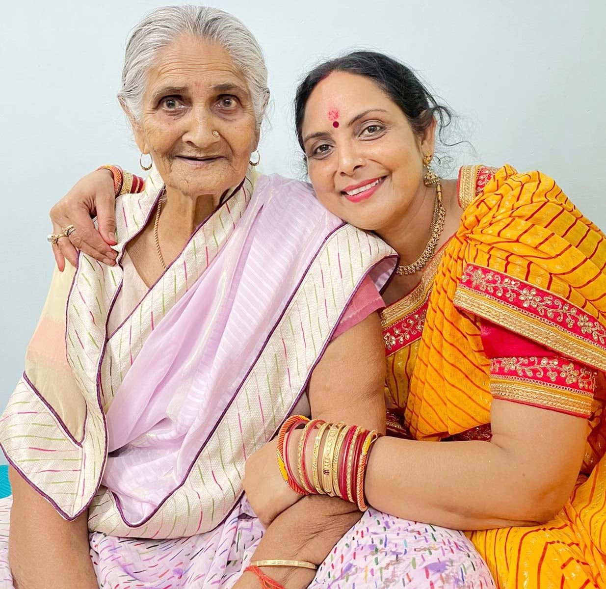 मां बिंदेश्वरी देवी के साथ पुवायां की शिक्षिका अमिता शुक्ला मां बिंदेश्वरी देवी के साथ पुवायां की शिक्षिका अमिता शुक्ला