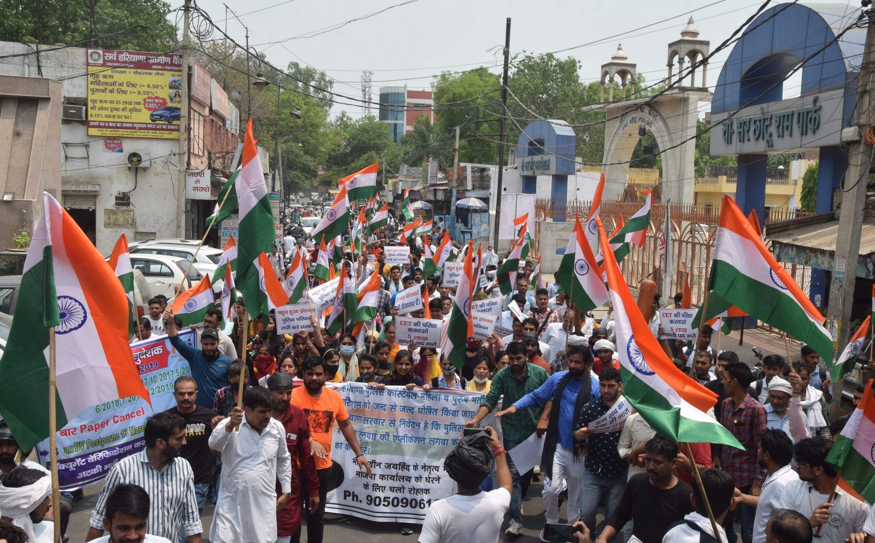 पुलिस भर्ती परीक्षा का परिणाम घोषित करने की मांग को लेकर अभ्यार्थीयों के साथ नवीन जय हिंद मानसरो? पुलिस भर्ती परीक्षा का परिणाम घोषित करने की मांग को लेकर अभ्यार्थीयों के साथ नवीन जय हिंद मानसरो?