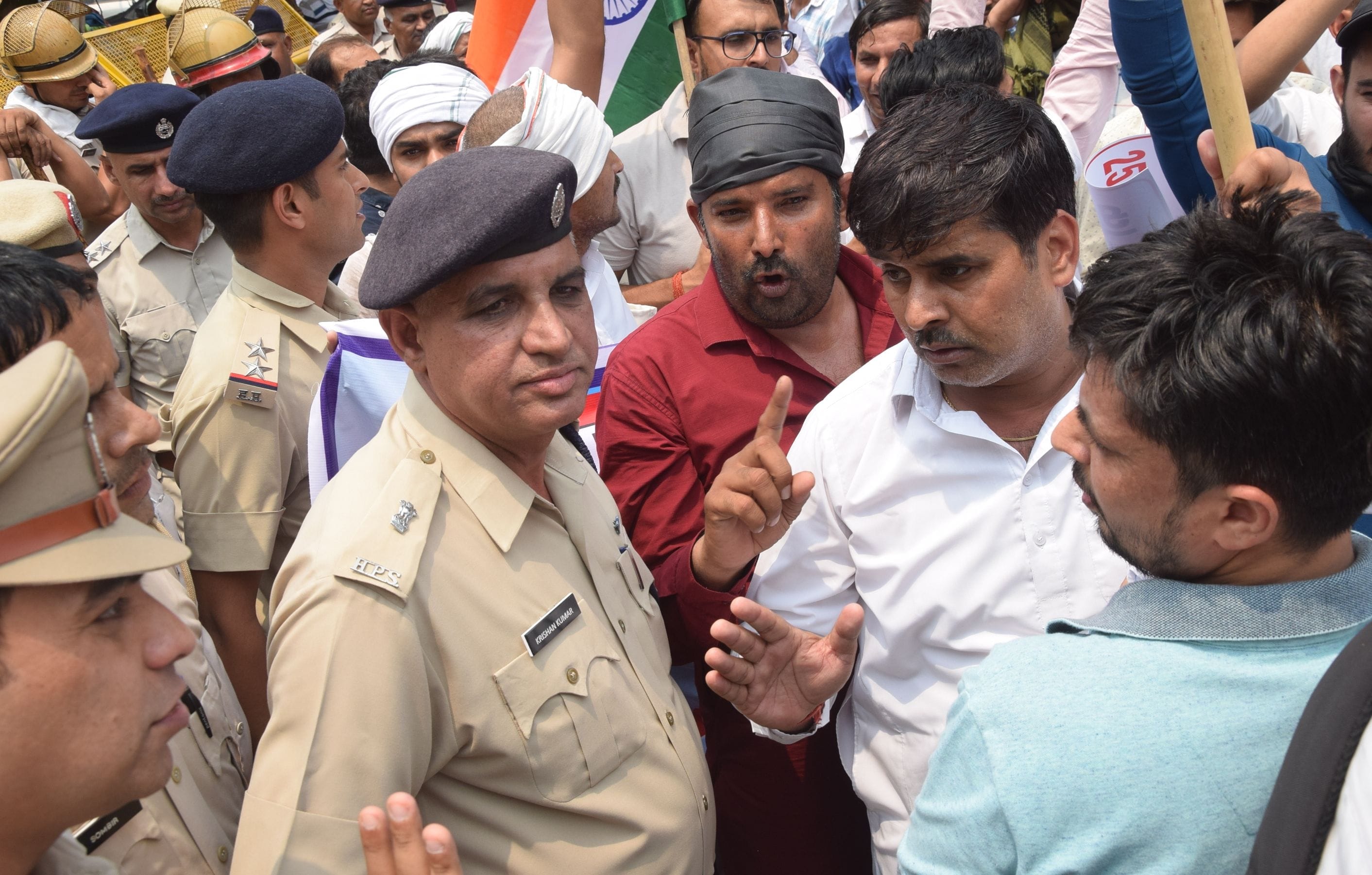 पुलिस भर्ती परीक्षा का परिणाम घोषित करने की मांग को लेकर भाजपा कार्यालय पर पुलिस अधिकारियों से ब? पुलिस भर्ती परीक्षा का परिणाम घोषित करने की मांग को लेकर भाजपा कार्यालय पर पुलिस अधिकारियों से ब?