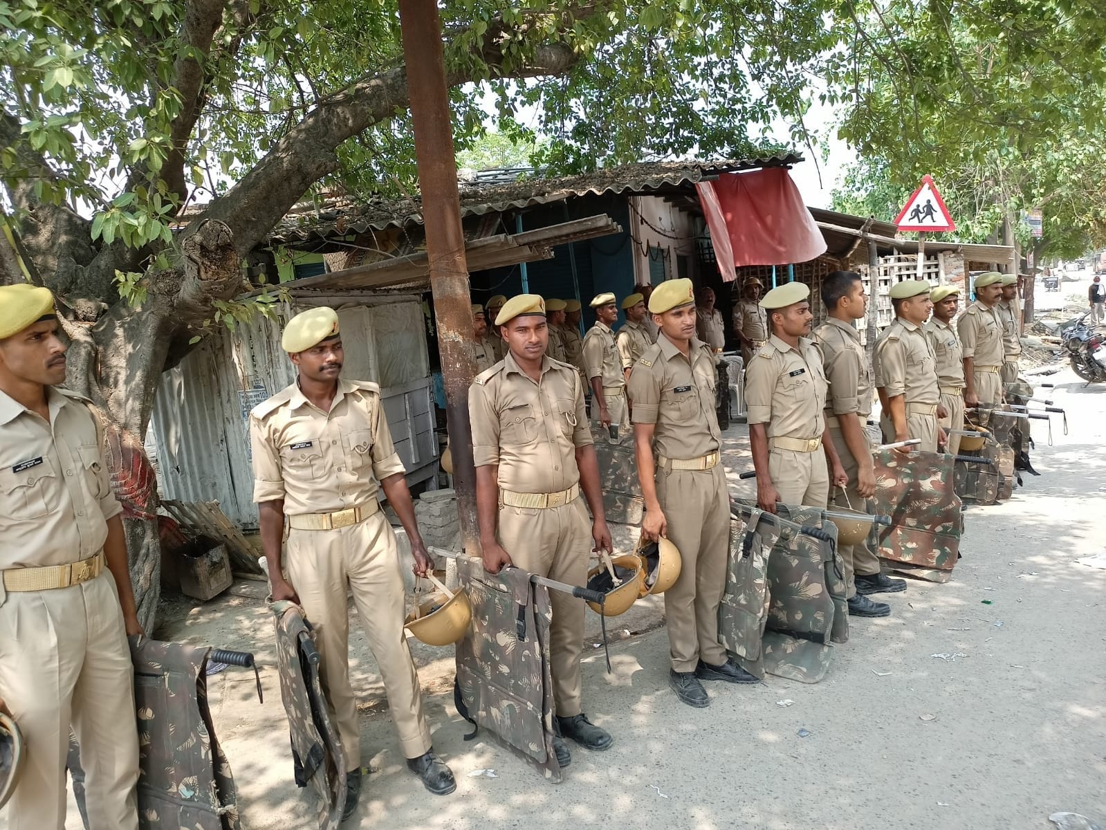 प्रसाद तिराहे पर तैनात पुलिस फोर्स। संवाद प्रसाद तिराहे पर तैनात पुलिस फोर्स। संवाद