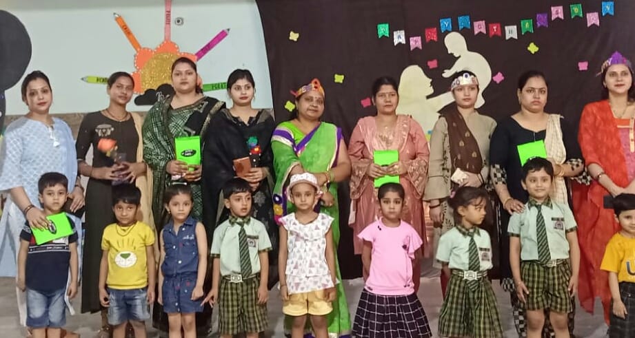 शाहजहांपुर के संत कृपाल स्कूल में मदर्स डे पर मम्मियों के साथ बच्चे शाहजहांपुर के संत कृपाल स्कूल में मदर्स डे पर मम्मियों के साथ बच्चे