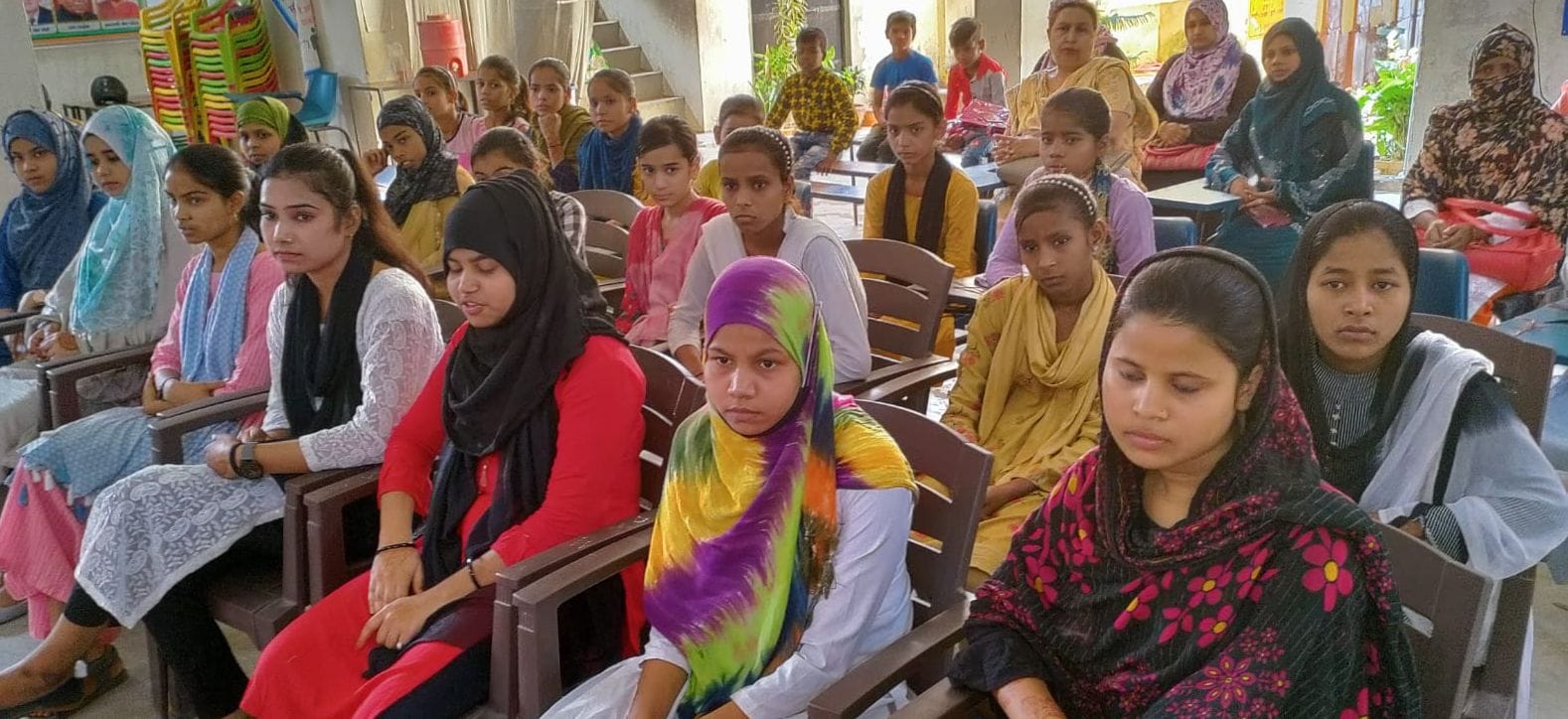 शाहजहांपुर में मदरसा नुरूल हुदा बिजलीपुरा में कार्यक्रम में उपस्थित छात्राएं संवाद