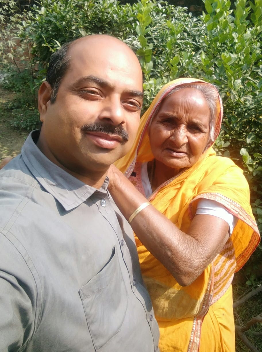 श्रीकांत मिश्रा अपनी मां ओमवती के साथ। श्रीकांत मिश्रा अपनी मां ओमवती के साथ।