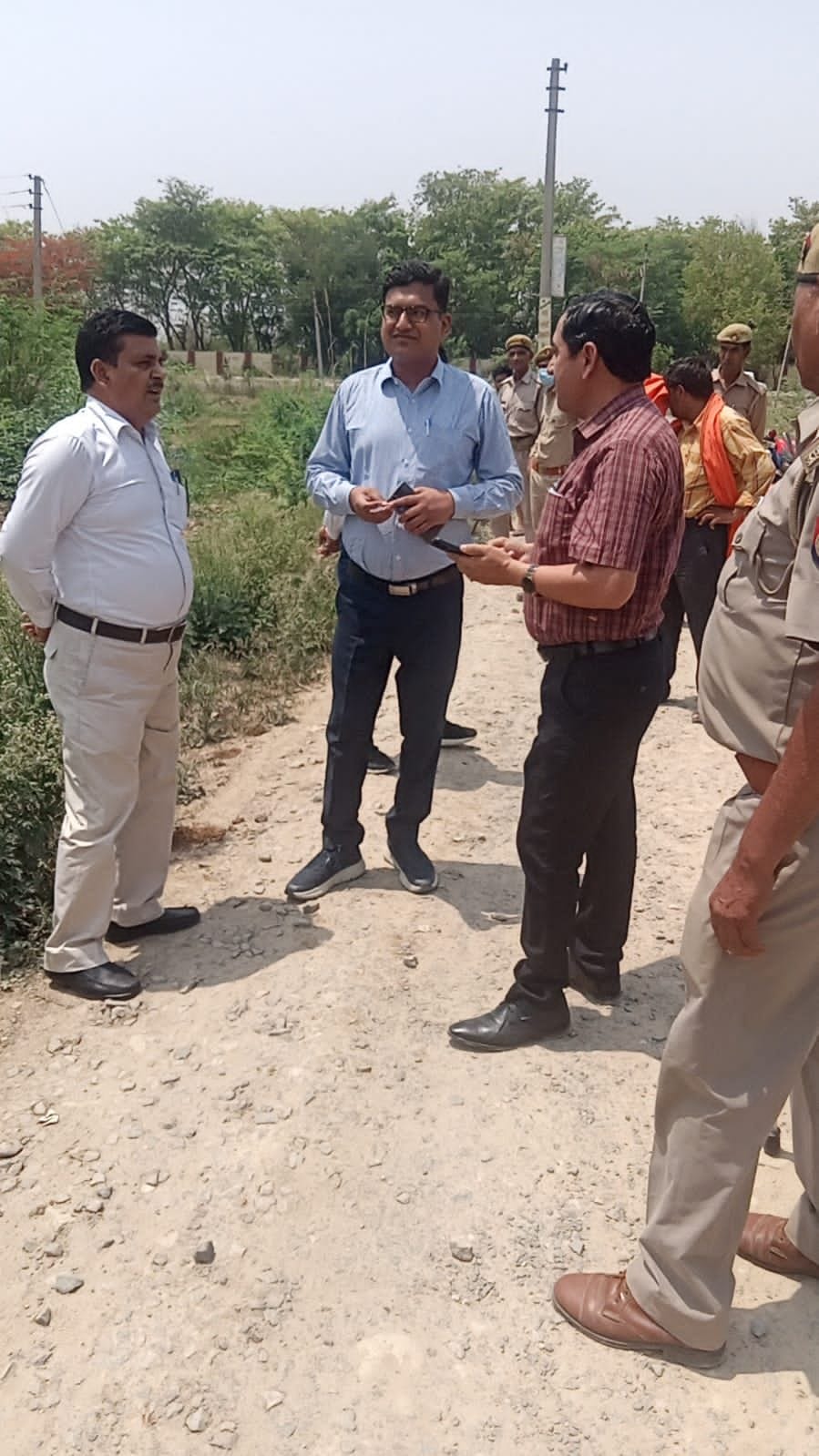 तहसीलदार रणवीर सिंह, नायब तहसीलदार पवन कुमार एवं पुलिस बल। संवाद तहसीलदार रणवीर सिंह, नायब तहसीलदार पवन कुमार एवं पुलिस बल। संवाद
