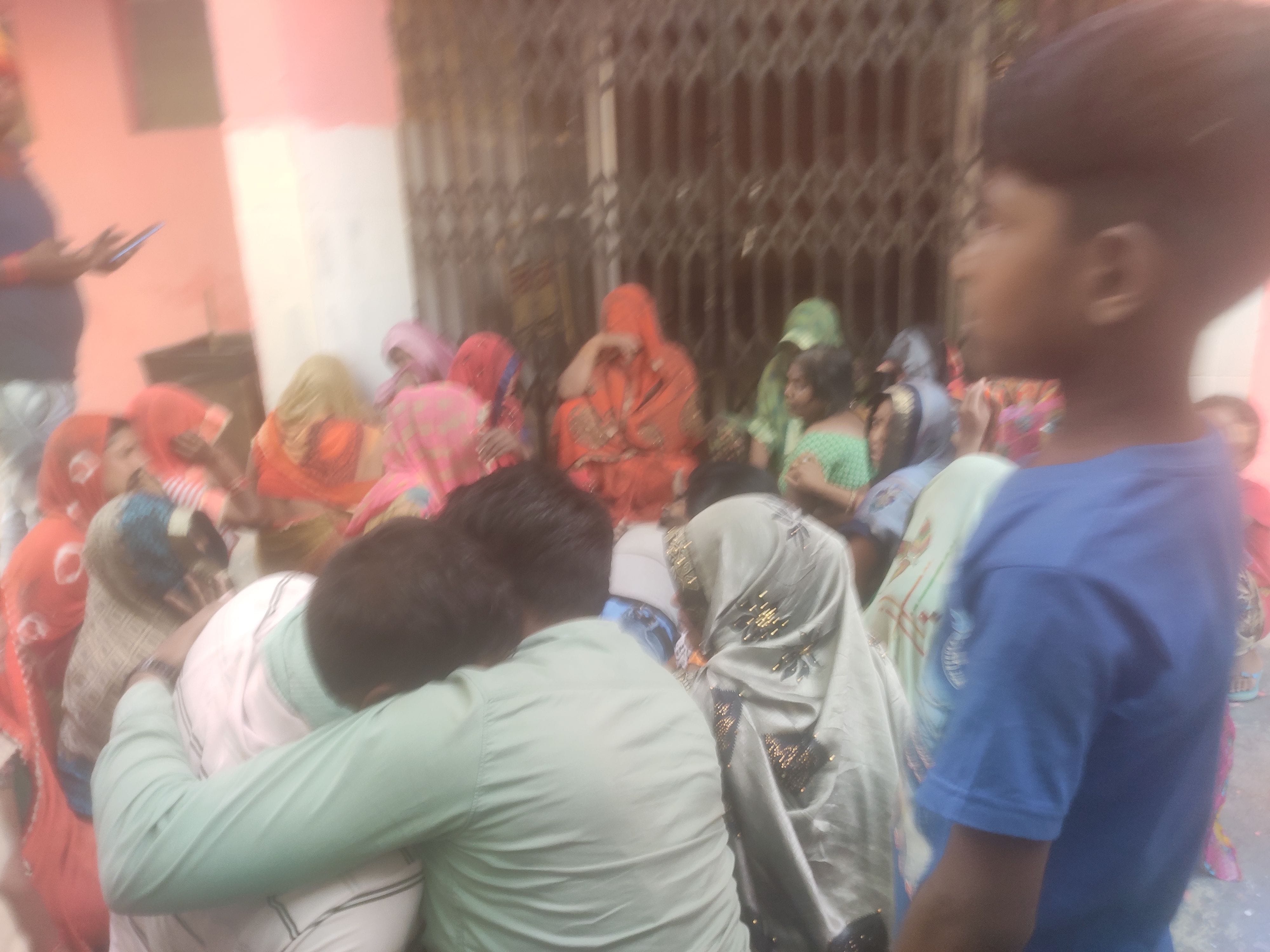 युवक की मौत पर रोते-बिलखते परिजन। संवाद युवक की मौत पर रोते-बिलखते परिजन। संवाद
