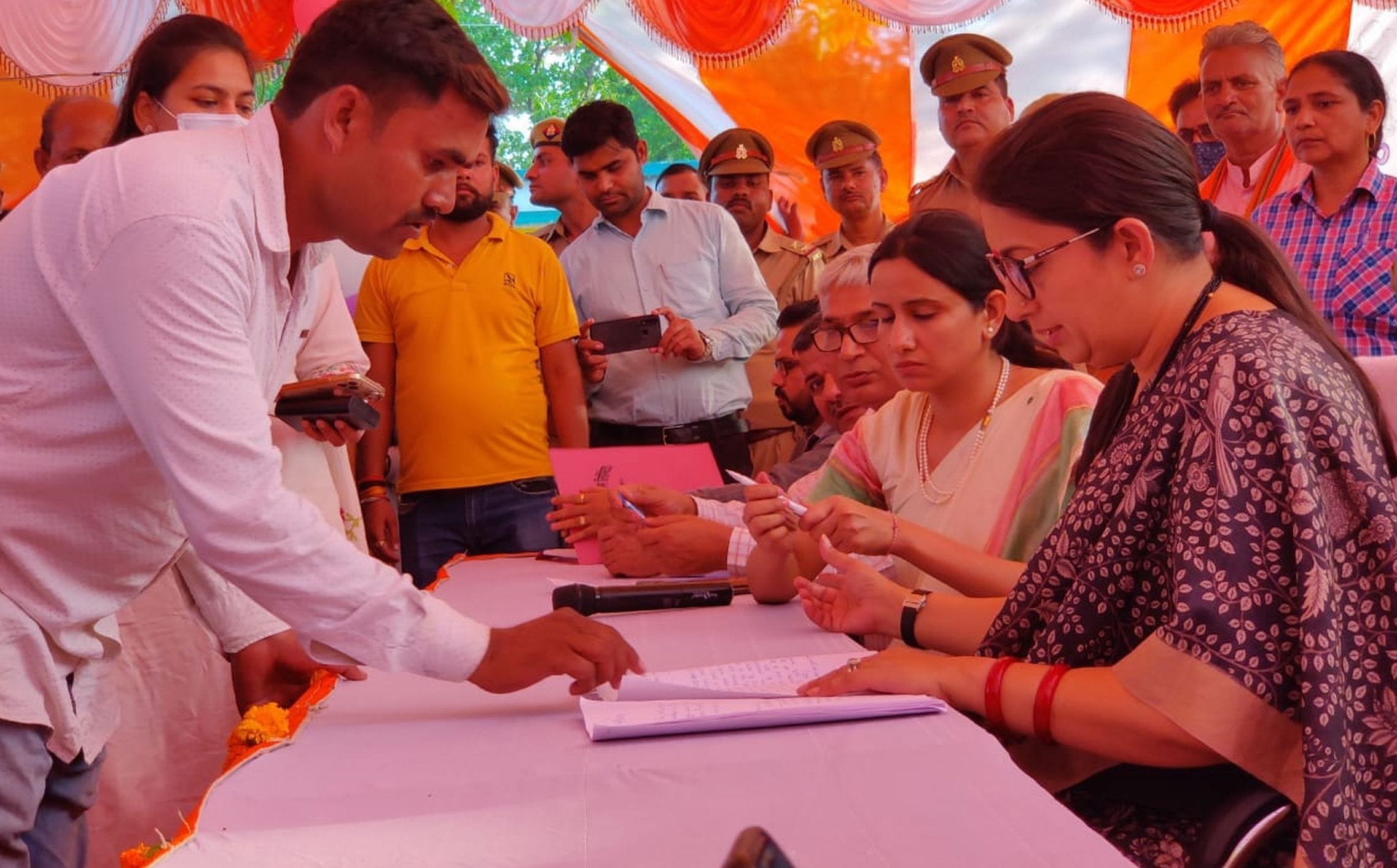 37 : संग्रामपुर : करनाईपुर में आयोजित चौपाल में शिकायतों की सुनवाई करतीं केद्रीय मंत्री। -संवाद 37 : संग्रामपुर : करनाईपुर में आयोजित चौपाल में शिकायतों की सुनवाई करतीं केद्रीय मंत्री। -संवाद