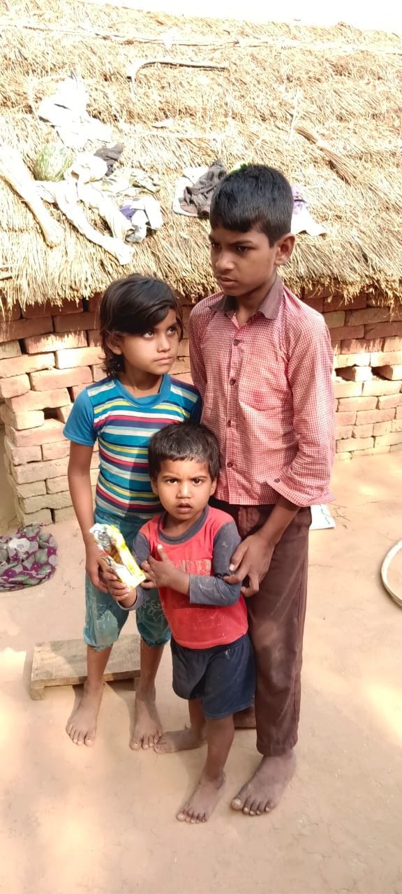 - बहन की मौत के बाद गुमसुम खड़े मासूम भाई-बहन। संवाद