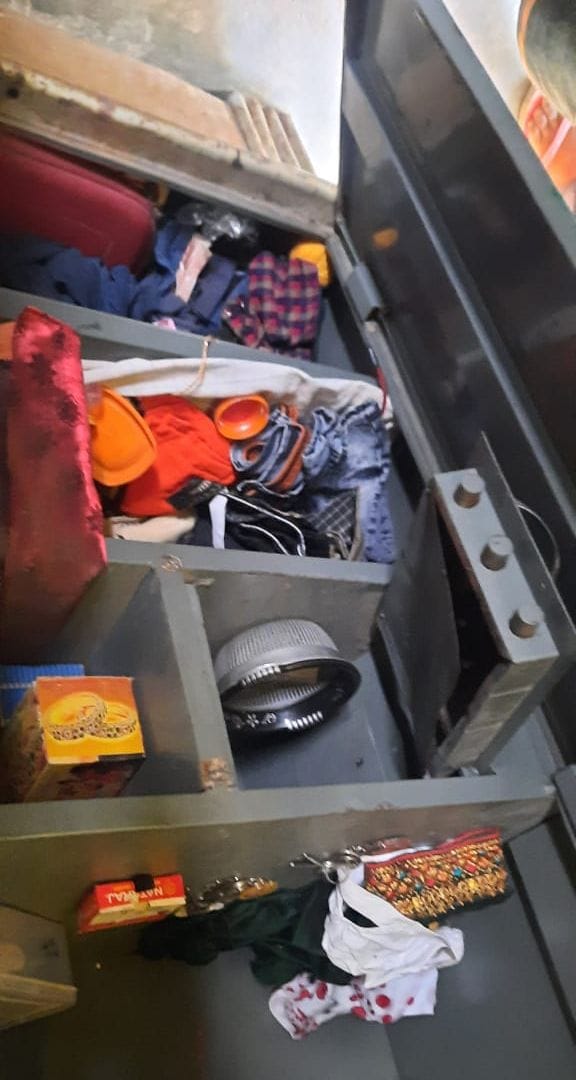 फोटो-07- चोरी के बाद घर में फैला पड़ा सामान फोटो-07- चोरी के बाद घर में फैला पड़ा सामान