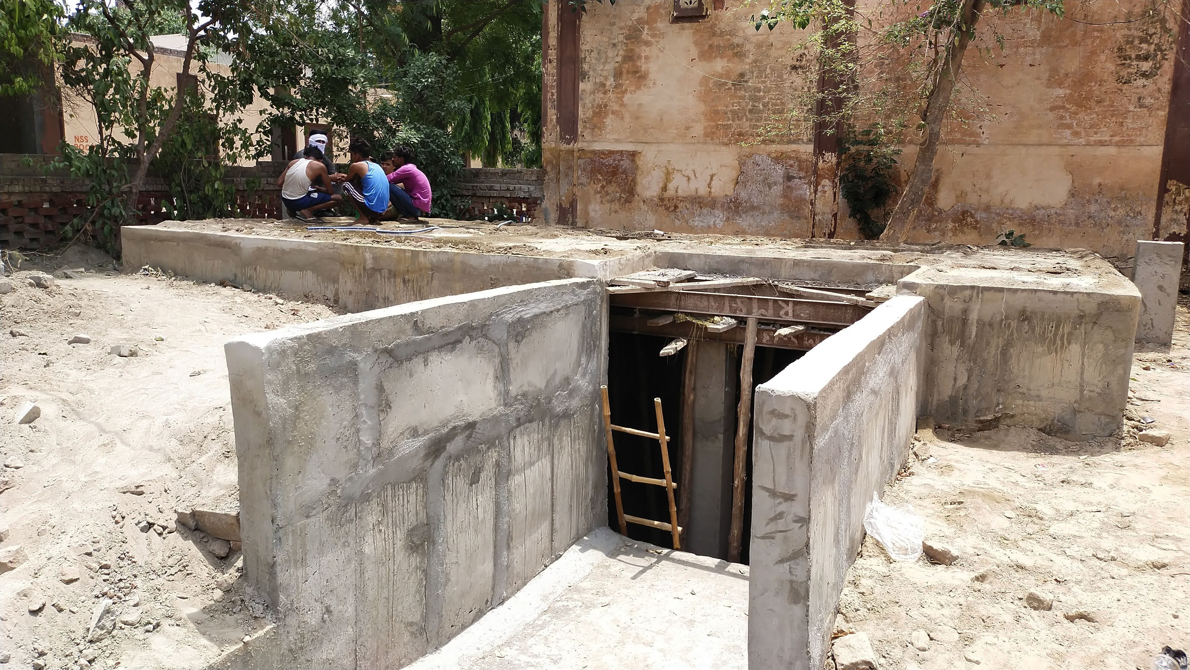 फतेहाबाद में कन्या स्कूल के बाहर बनाया जा रहा डिस्पोजल टैंक। फतेहाबाद में कन्या स्कूल के बाहर बनाया जा रहा डिस्पोजल टैंक।