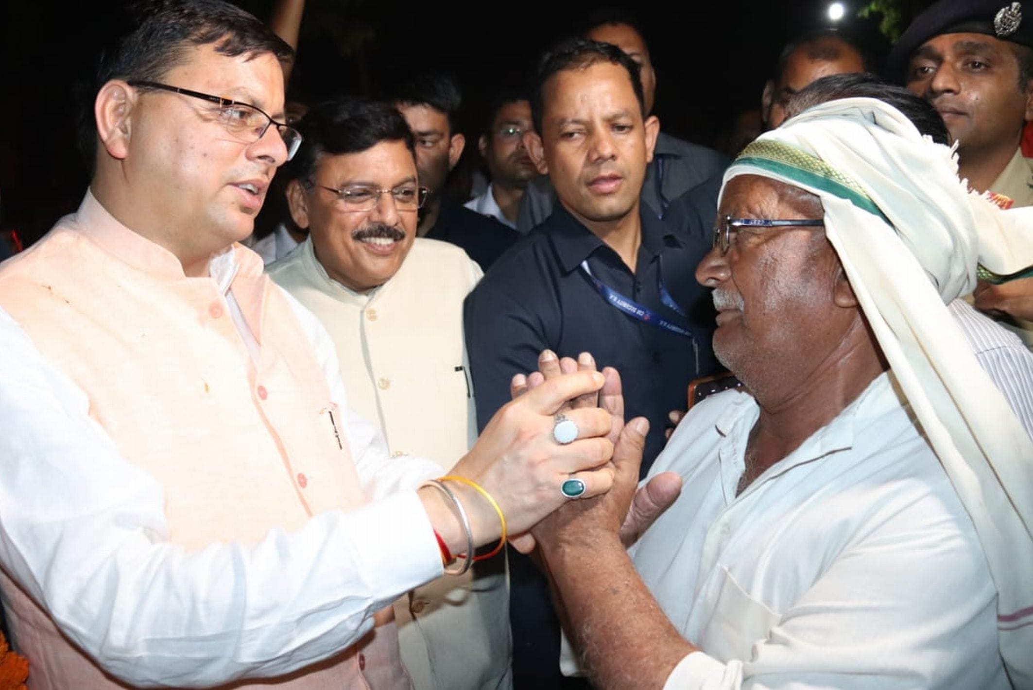 खटीमा में उप शारदा नहर 22 पुल पर बुजुर्ग से मिलकर हाल जानते सीएम पुष्कर सिंह धामी।    संवाद