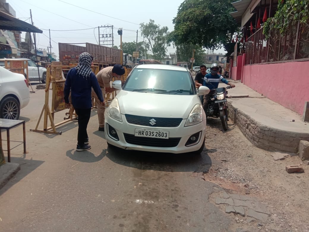 ालाअंब बैरियर पर वाहन चालक से पूछताछ करता एक पुलिस कर्मी। संवाद