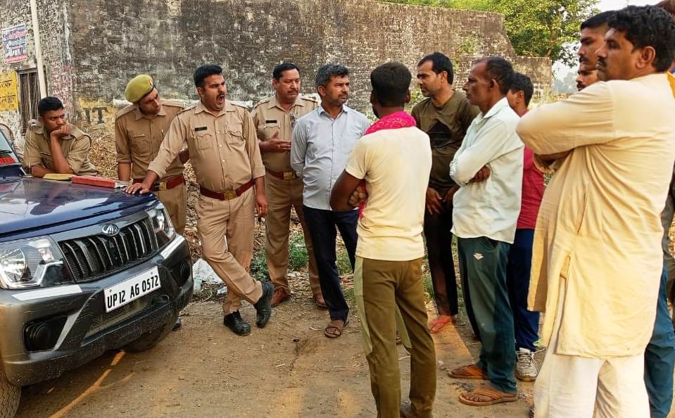 मुजफ्फरनगर : बुढ़ाना के टांड़ा माजरा गांव में सतपाल कश्यप की हत्या की जानकारी करती पुलिस।