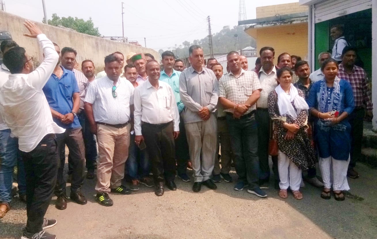 पुलिस भर्ती पेपर लीक मामले में सराहां में प्रदर्शन करते पच्छाद कांग्रेस के नेता व कार्यकर्ता। स?