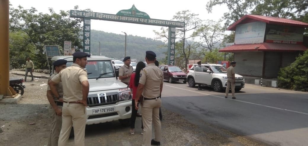 पांवटा साहिब के गोविंदघाट बैरियर पर तैनात पुलिस दल। संवाद