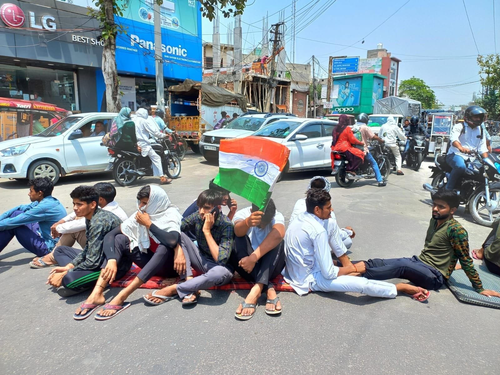  सेना में भर्ती का जूनून...  हाथ में तिरंगा लेकर चिलचिलाती धूप के दौरान सड़क के बीचों बीच बैठकर जाम ल