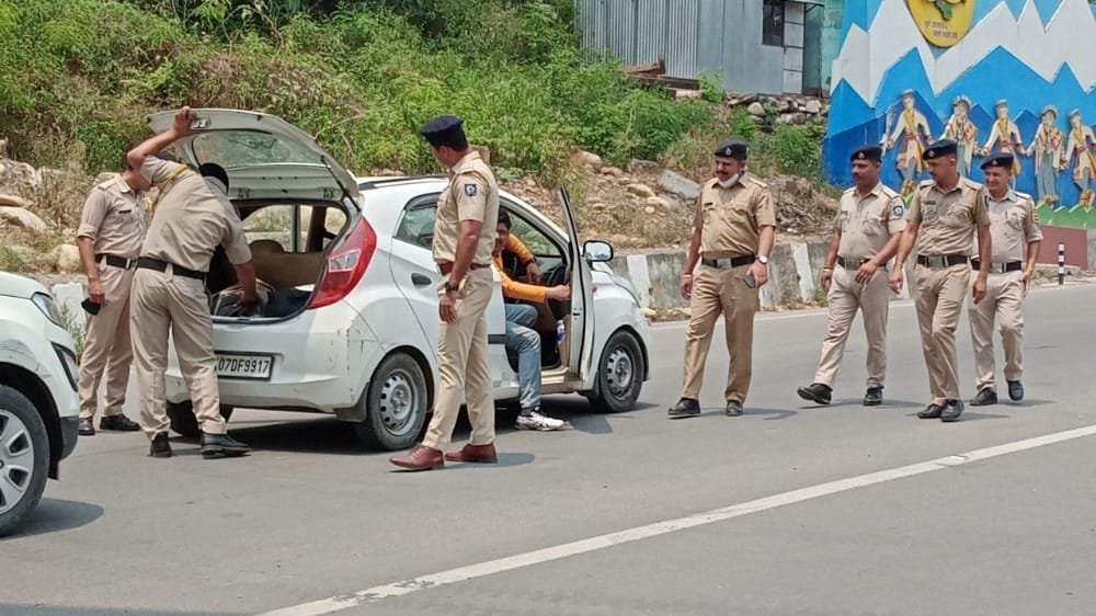 उत्तराखंड राज्य सीमा के गोविंदघाट बैरियर पर वाहन की तलाशी लेती पांवटा पुलिस। संवाद