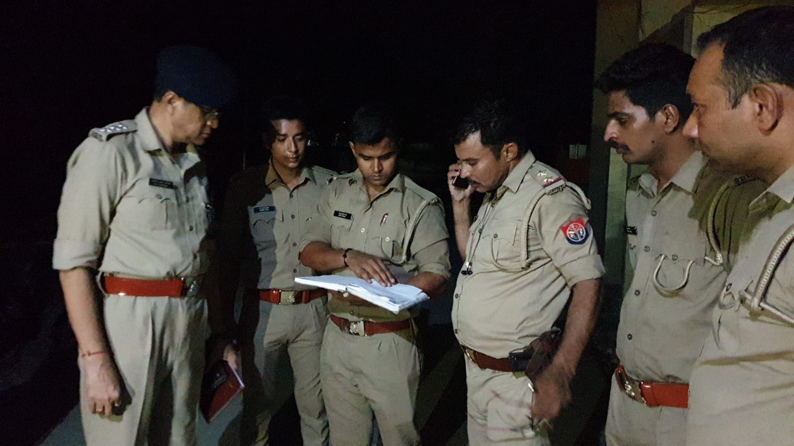 अमरोहा। आदमपुर क्षेत्र में हुए हादसे के बाद जानकारी करती पुलिस।