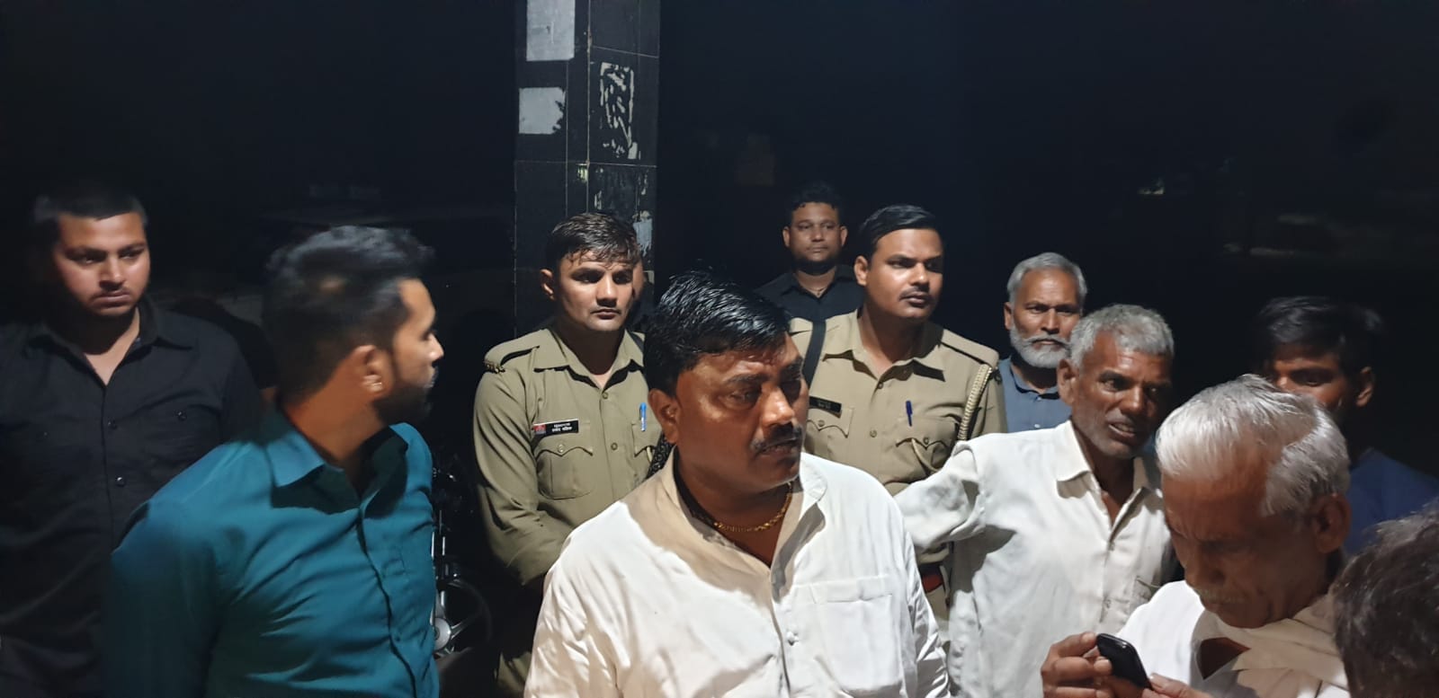 अमरोहा। आदमपुर क्षेत्र में हुए सड़क हादसे में पांच लोगों की मौत की जानकारी मिलने पर मौके पर पहुंच