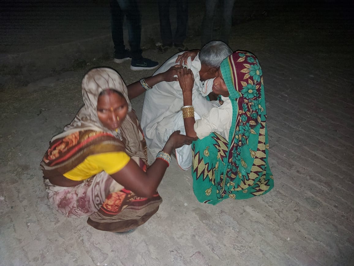 अमरोहा। रहरा सीएचसी में हादसे के बाद बिलखते नरेश के परिजन।