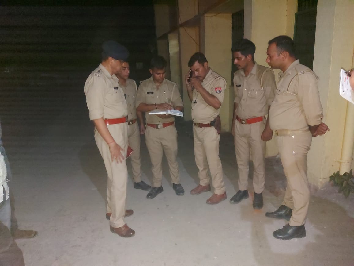 अमरोहा। रहरा सीएचसी में पुलिस से घटना की जानकारी करते सीओ सतीशचंद पांडेय।