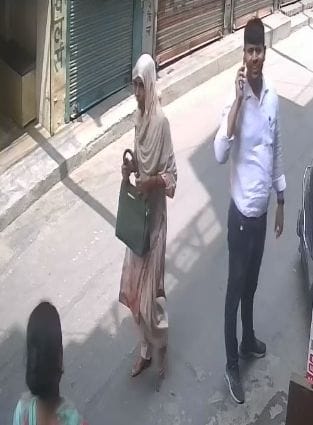 बाबरा मोहल्ले में महिला का पर्स छीनकर भागे नकाबपोश युवक से पर्स मिलने के बाद लौटती महिला। बाबरा मोहल्ले में महिला का पर्स छीनकर भागे नकाबपोश युवक से पर्स मिलने के बाद लौटती महिला।