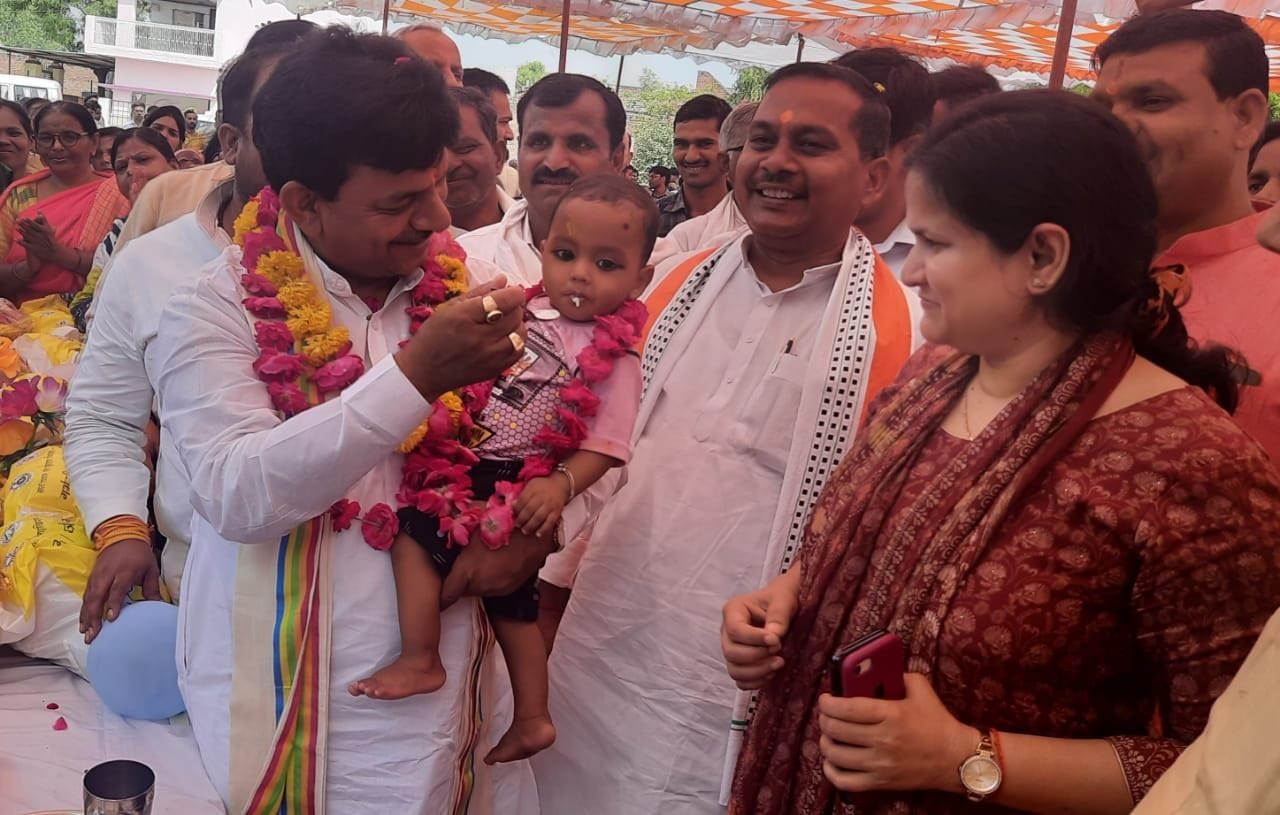 बसरेहर के खेड़ाहेलू में बच्चे को अन्नप्राशन कराते राज्यमंत्री कपिल देव अग्रवाल। संवाद बसरेहर के खेड़ाहेलू में बच्चे को अन्नप्राशन कराते राज्यमंत्री कपिल देव अग्रवाल। संवाद
