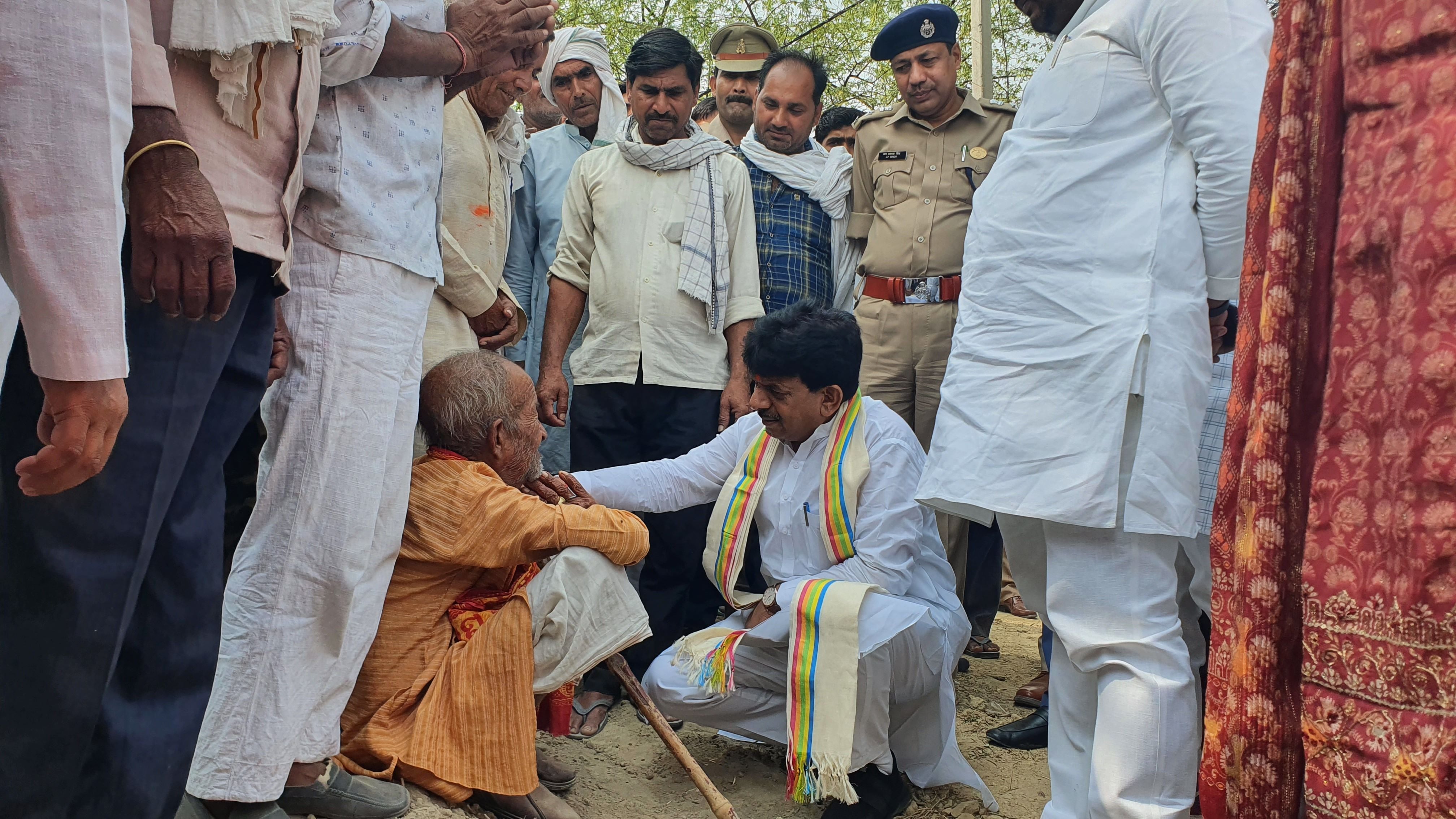 चौपाल में जमीन पर बैठकर बुजुर्ग की समस्या सुनते राज्य मंत्री कपिल देव अग्रवाल। संवाद चौपाल में जमीन पर बैठकर बुजुर्ग की समस्या सुनते राज्य मंत्री कपिल देव अग्रवाल। संवाद