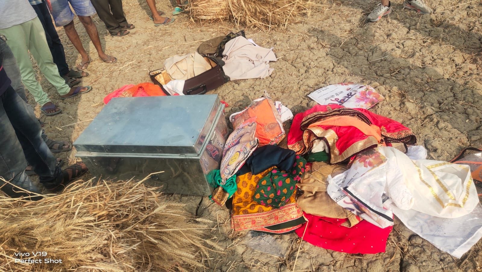 घटना स्थल से कुछ ही दूरी पर खेत में पड़ा बख्शा और कपड़े। संवाद