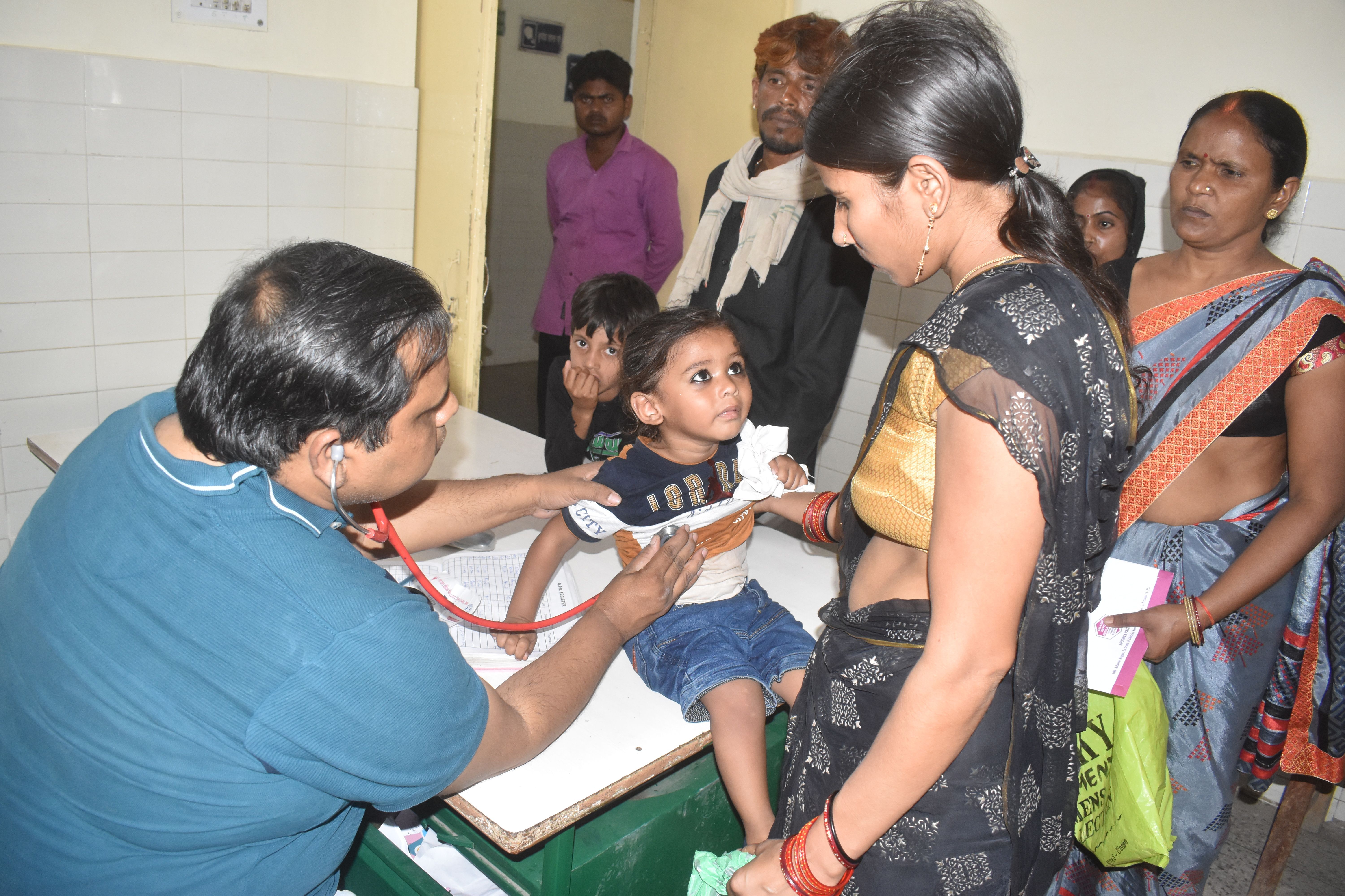 जिला अस्पताल की ओपीडी में बच्चे का चेकअप करते बाल रोग विशेषज्ञ। संवाद