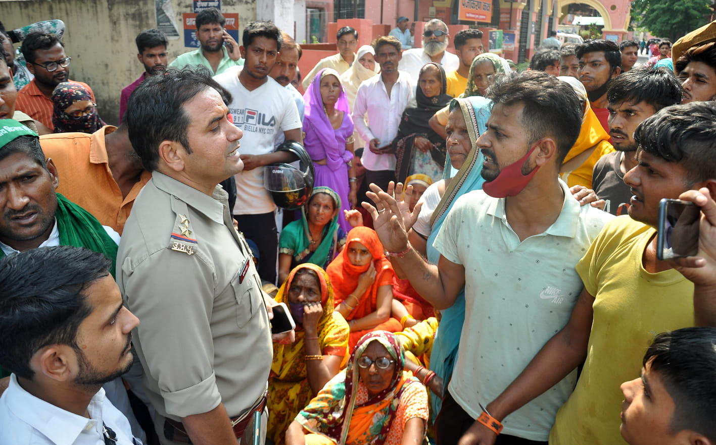 जिला चिकित्सालय में महिला की मौत के बाद हंगामे करते लोगो को समझाती पुलिस।