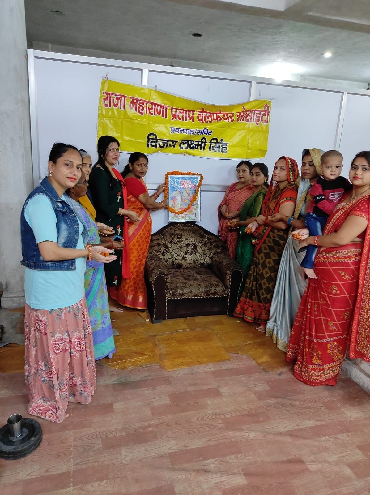 महाराणा प्रताप के छवि चित्र पर माल्यर्पाण करतीं महिलाएं। महाराणा प्रताप के छवि चित्र पर माल्यर्पाण करतीं महिलाएं।