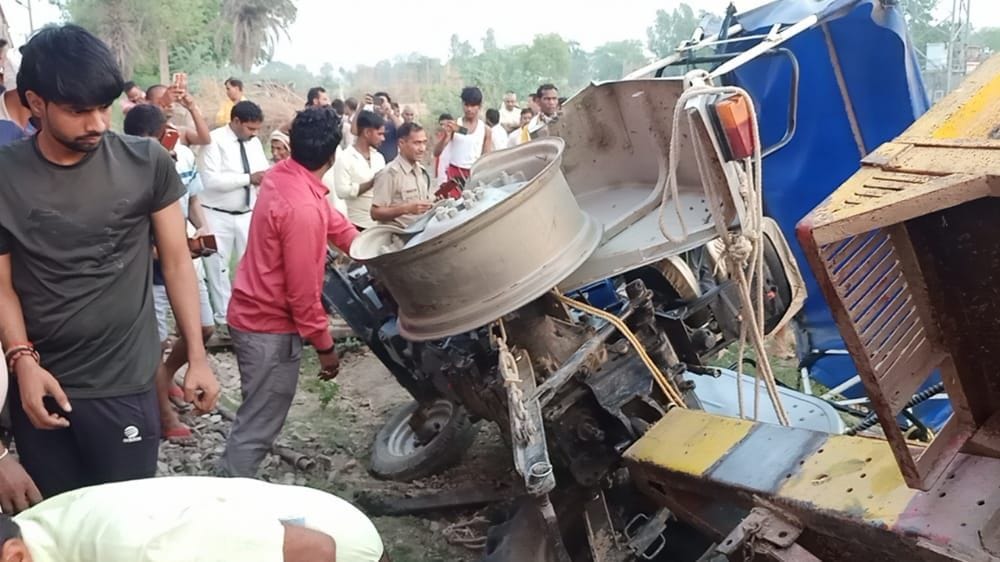औरैयाः हादसे में ट्रैक्टर का एक हिस्सा बुरी तरह से हो गया क्षतिग्रस्त औरैयाः हादसे में ट्रैक्टर का एक हिस्सा बुरी तरह से हो गया क्षतिग्रस्त