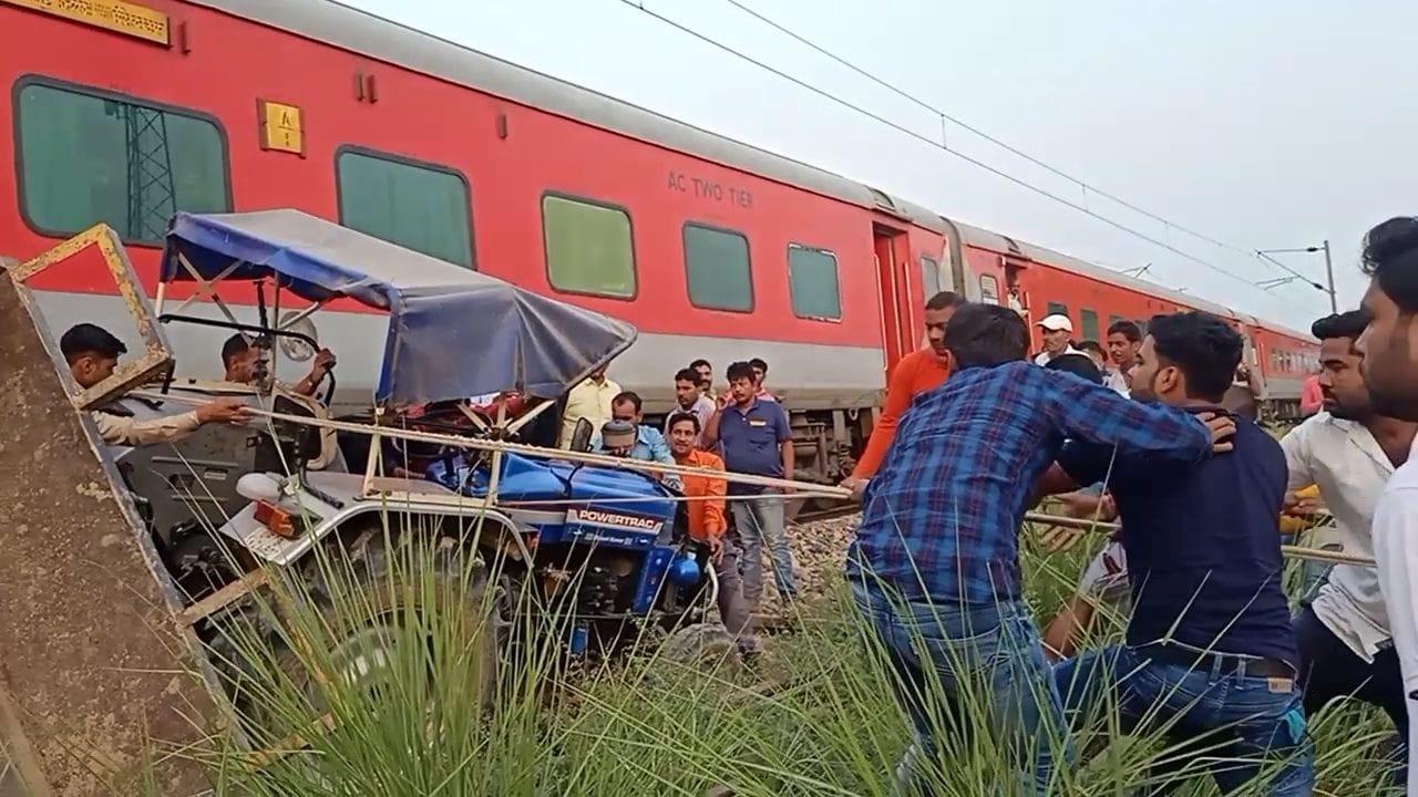 औरैयाः रेलवे ट्रैक के किनारे से ट्रैक्टर हटवाते लोग एवं रेलवे कर्मी। संवाद औरैयाः रेलवे ट्रैक के किनारे से ट्रैक्टर हटवाते लोग एवं रेलवे कर्मी। संवाद