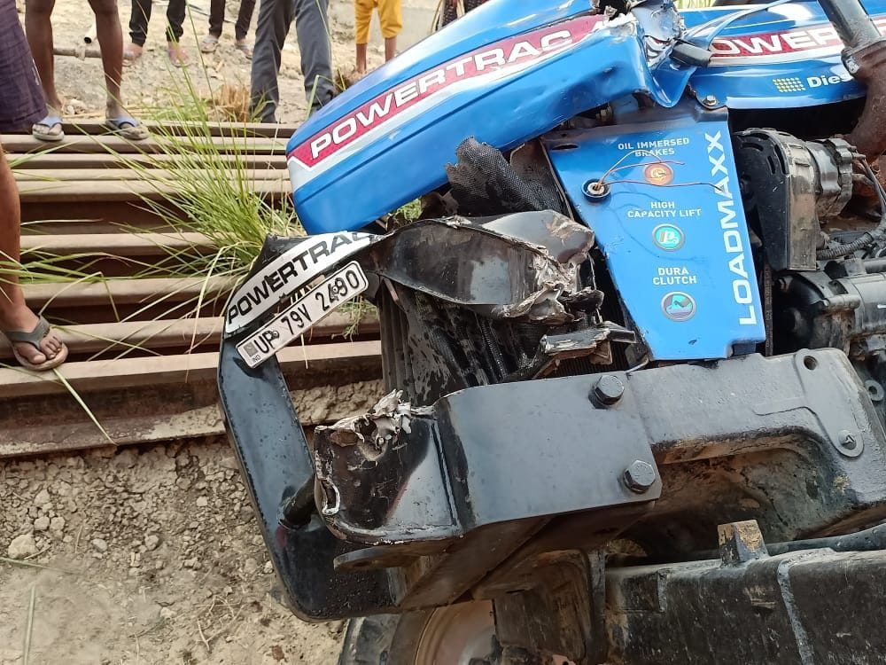 औरैयाः रेलवे ट्रैक किनारे पड़ा क्षतिग्रस्त ट्रैक्टर। संवाद औरैयाः रेलवे ट्रैक किनारे पड़ा क्षतिग्रस्त ट्रैक्टर। संवाद