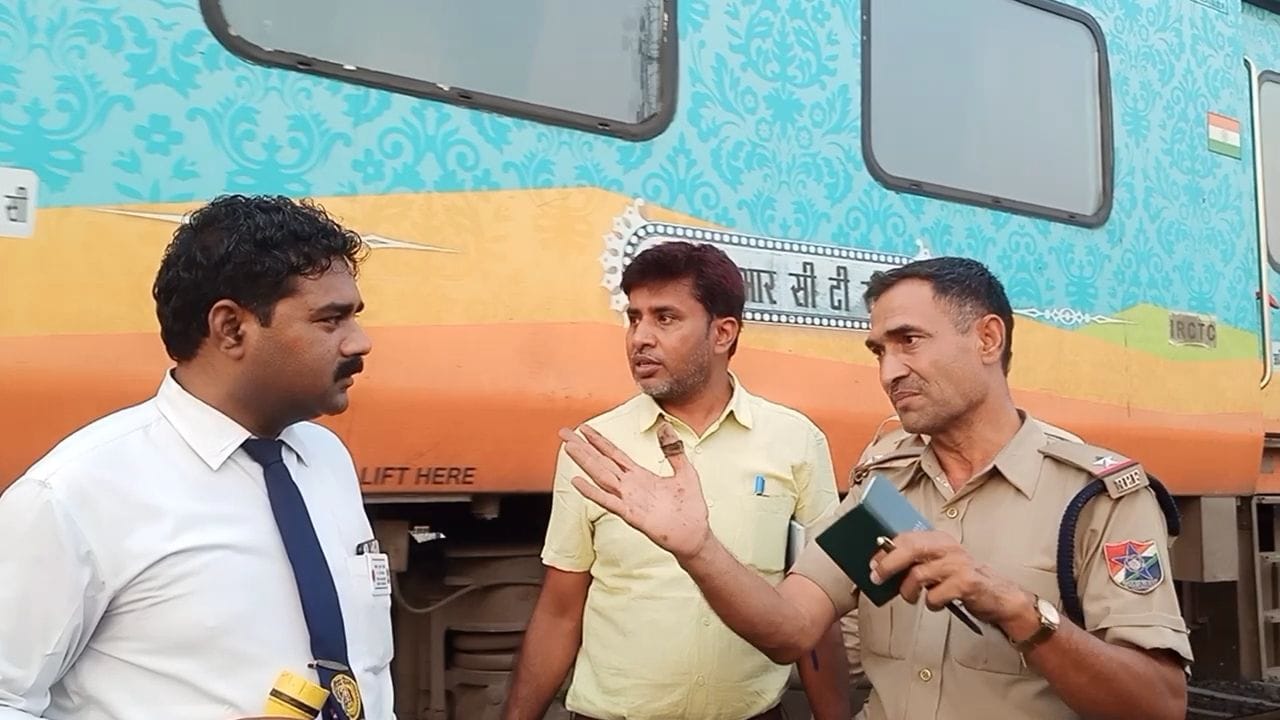 औरैया-ट्रेन के स्टाफ से जानकारी लेता फफूंद रेलवे स्टेशन का आरपीएफ स्टाफ। संवाद औरैया-ट्रेन के स्टाफ से जानकारी लेता फफूंद रेलवे स्टेशन का आरपीएफ स्टाफ। संवाद
