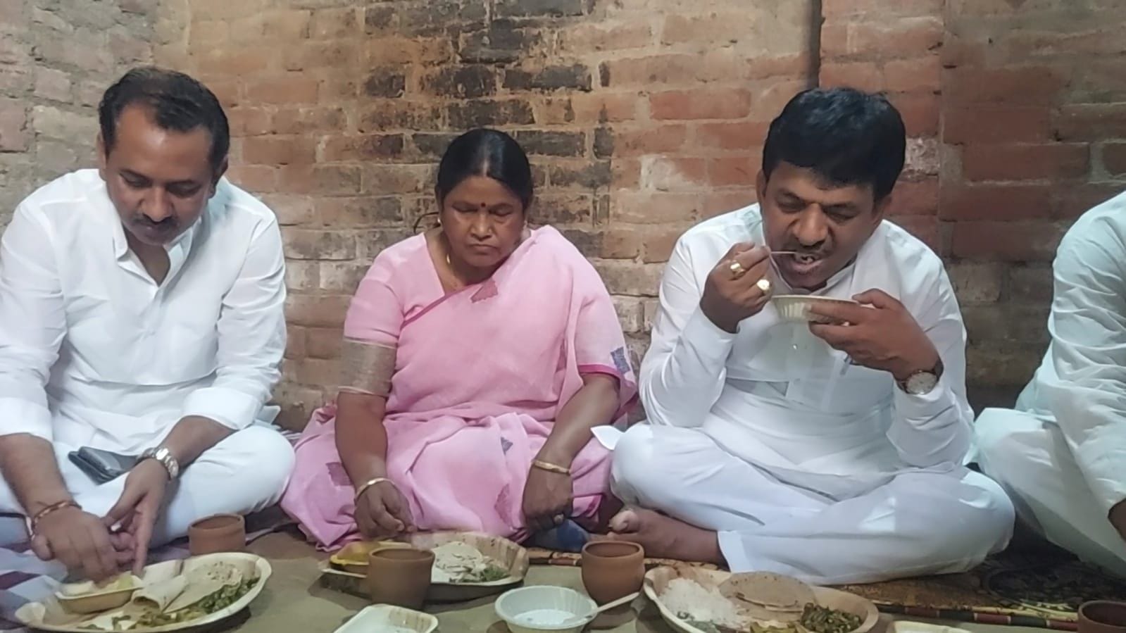 रामबाबू चक के घर भोजन करते राज्य मंत्री कपिल देव अग्रवाल। संवाद