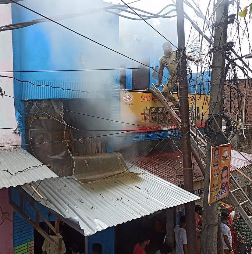 रुद्रपुर में किराने की दुकान में लगी आग से निकलता धुआं। संवाद रुद्रपुर में किराने की दुकान में लगी आग से निकलता धुआं। संवाद