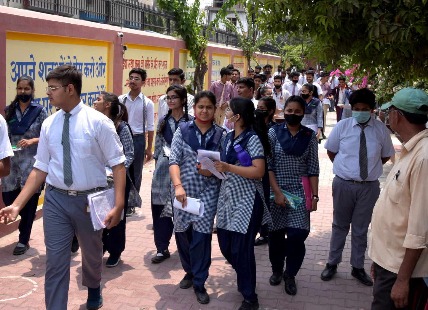 सोफिया गर्ल्स सीनियर सेकेंडरी स्कूल से परीक्षा देकर बाहर आते छात्र छात्राएं सोफिया गर्ल्स सीनियर सेकेंडरी स्कूल से परीक्षा देकर बाहर आते छात्र छात्राएं