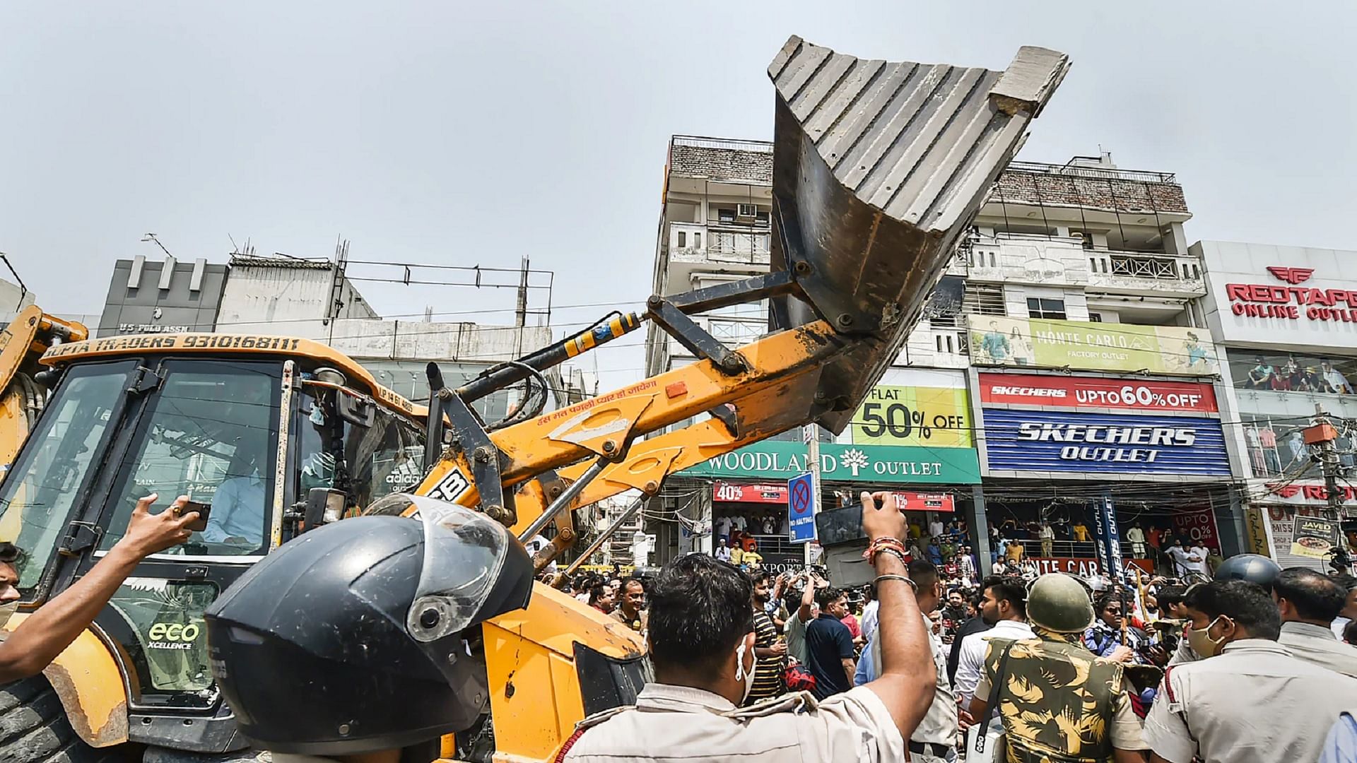 Delhi Government Seeks A Detailed Report From Mcd Over Bulldozer Action In  City Starting From 1 April - दिल्ली: केजरीवाल सरकार ने तीनों निगमों से  मांगी बुलडोजर चलाने पर रिपोर्ट, देना होगा